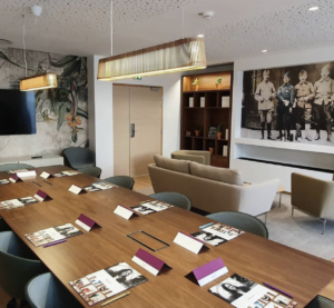Salle de séminaire d'hôtel équipée par Design Audio (écran TV, sonorisation) — complexe hôtelier