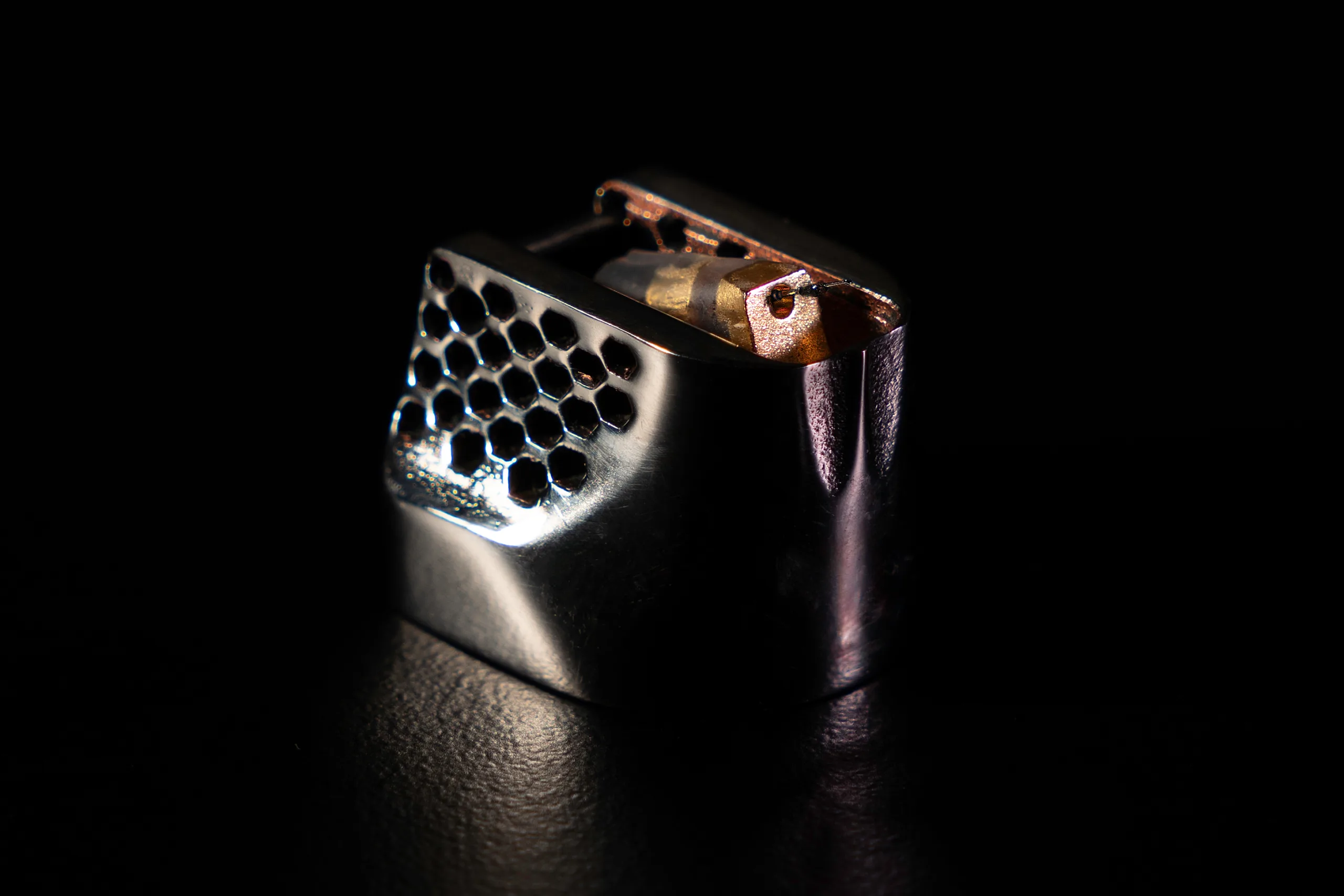 Wilson Benesch TESSELLATE Ti-S Sapphire