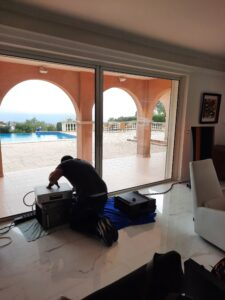 Essai d'un système hi-fi haut de gamme au domicile d'un client, dans une villa sur la Côte d'Azur — Design Audio