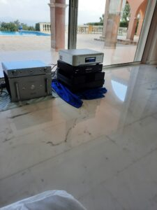 Essai à domicile de matériel hi-fi haut de gamme (amplificateur Sugden) dans une villa avec vue mer — Design Audio