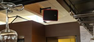 Enceinte Void Acoustics installée au-dessus du bar — sonorisation professionnelle Design Audio