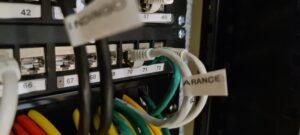 Câblage réseau structuré et étiqueté d'une installation sonorisation professionnelle — Design Audio