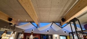 Sonorisation professionnelle intégrée au plafond d'un bar-lounge : enceintes Void Acoustics et haut-parleurs encastrés — Design Audio