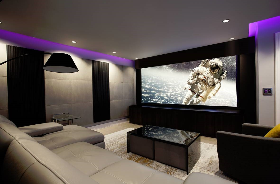 Salle home cinéma dédiée traitée acoustiquement — projet Artnovion The Big Picture