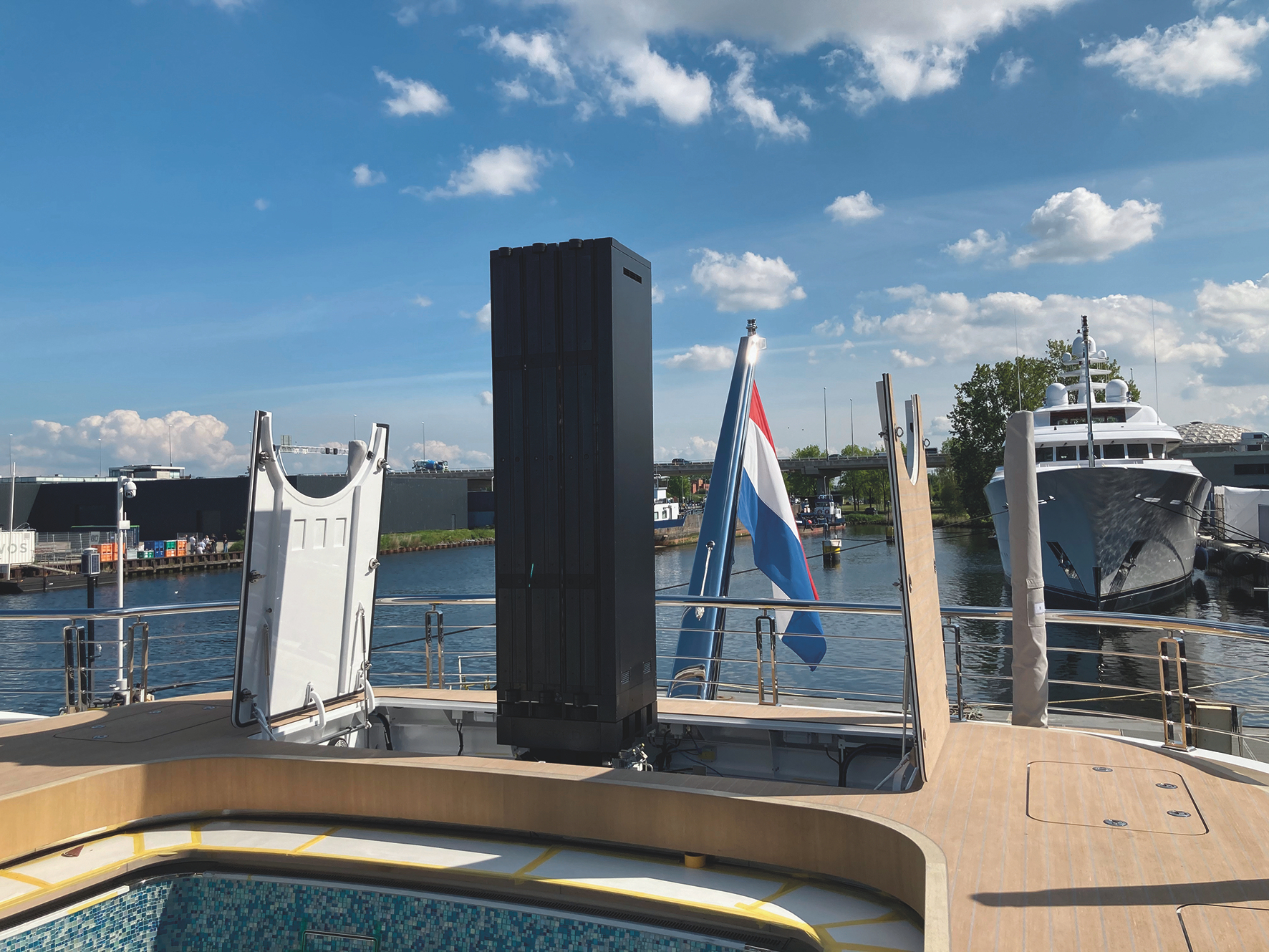 C SEED Supermarine — téléviseur escamotable et étanche pour super-yachts