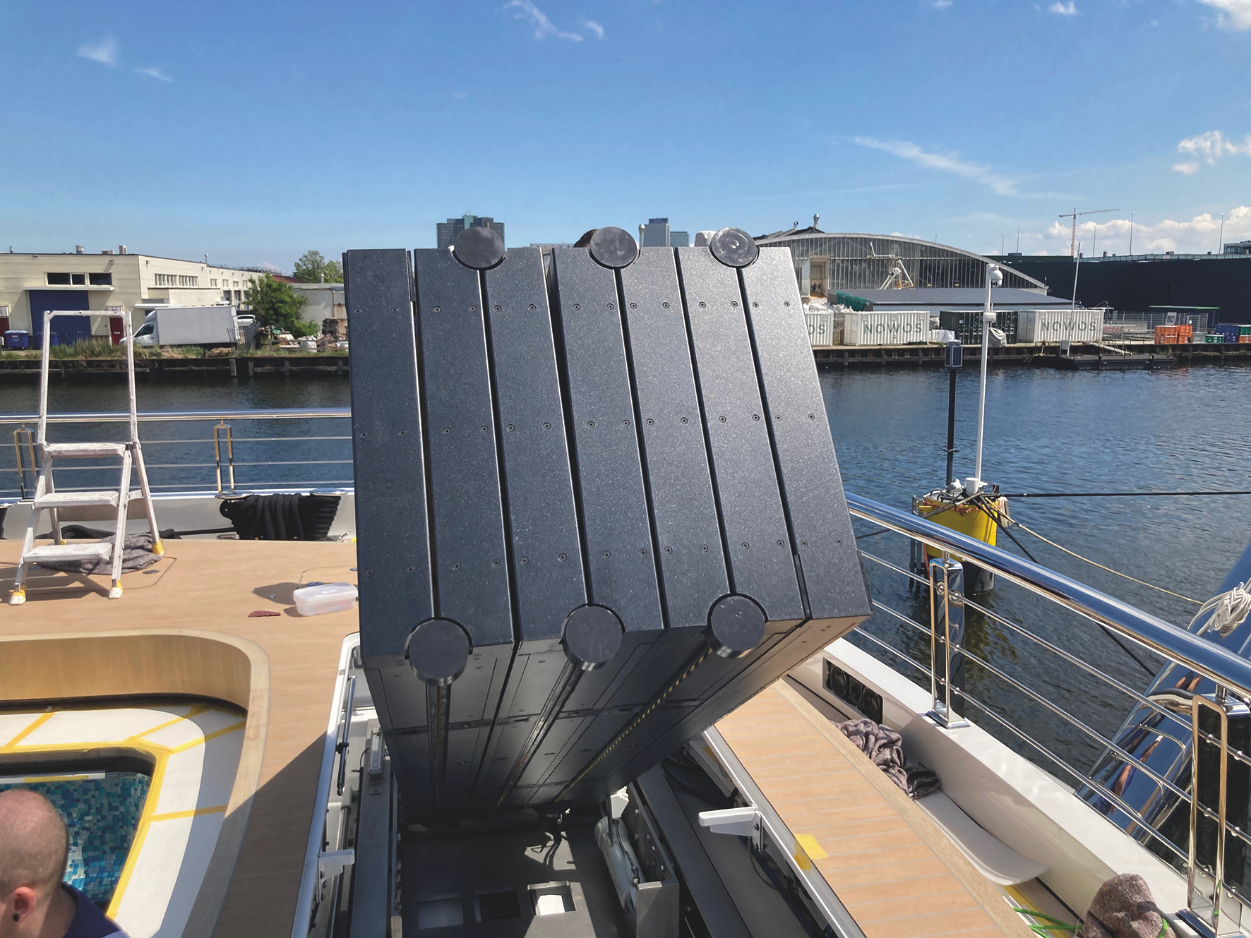 C SEED Supermarine — téléviseur escamotable et étanche pour super-yachts