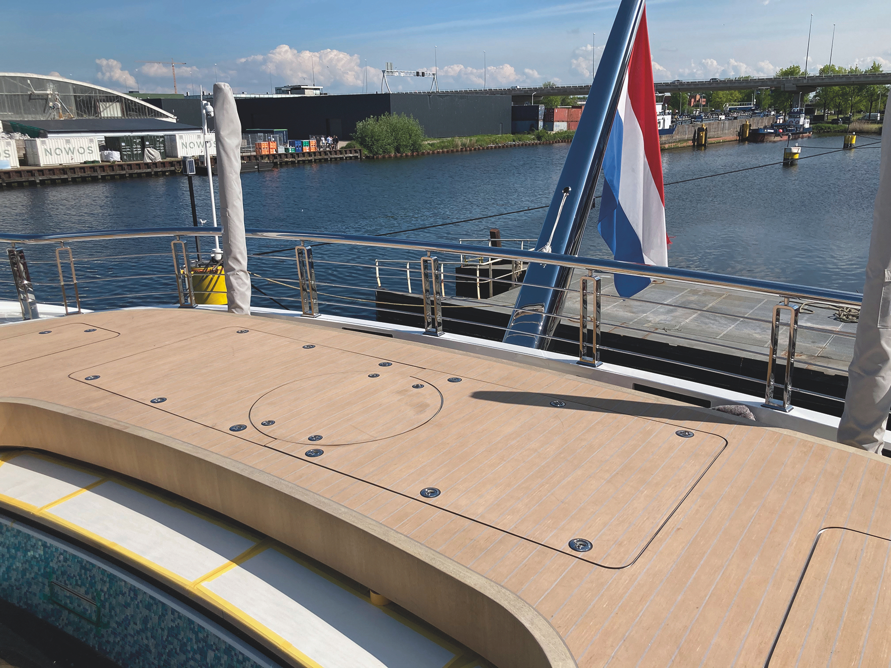 C SEED Supermarine — téléviseur escamotable et étanche pour super-yachts