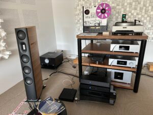 Salle d'écoute haute fidélité avec enceintes Amphion, alimentation Stromtank et traitement acoustique — installation Design Audio