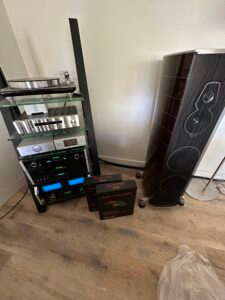 Installation hi-fi haut de gamme à domicile : électronique McIntosh, enceintes colonne et câblage AudioQuest chez un client — Design Audio