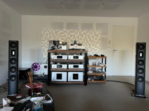 Salle d'écoute haute fidélité avec enceintes Amphion, électronique MSB Technology et panneaux de diffusion acoustique — installation Design Audio