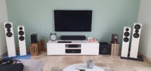 Essai à domicile d'un système home cinéma haut de gamme (enceintes Amphion, barre centrale, caisson) chez un client — Design Audio