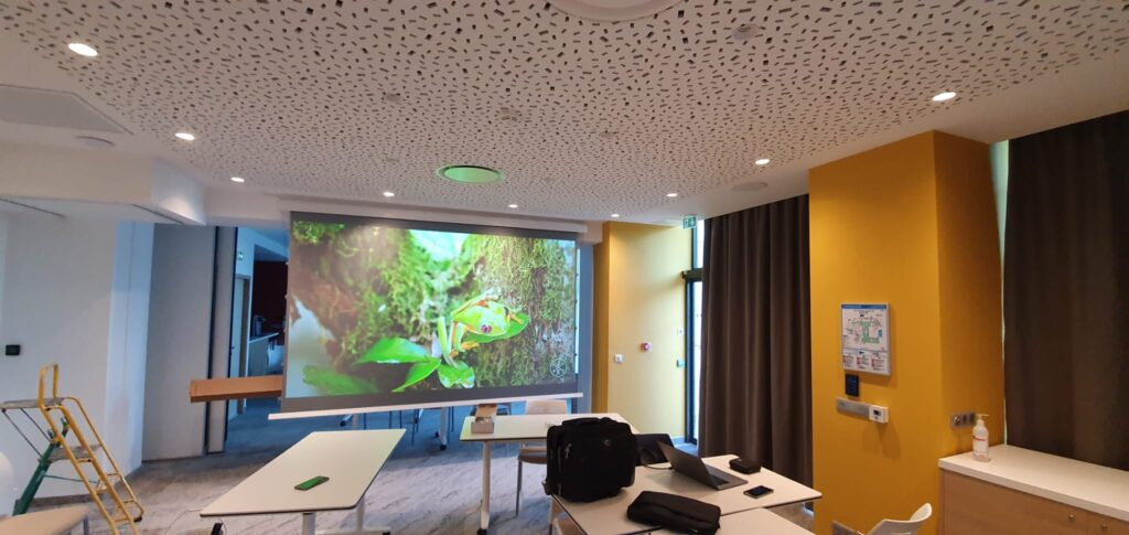 Écran de projection Xtrem Screen installé par Design Audio dans une salle de séminaire d'hôtel