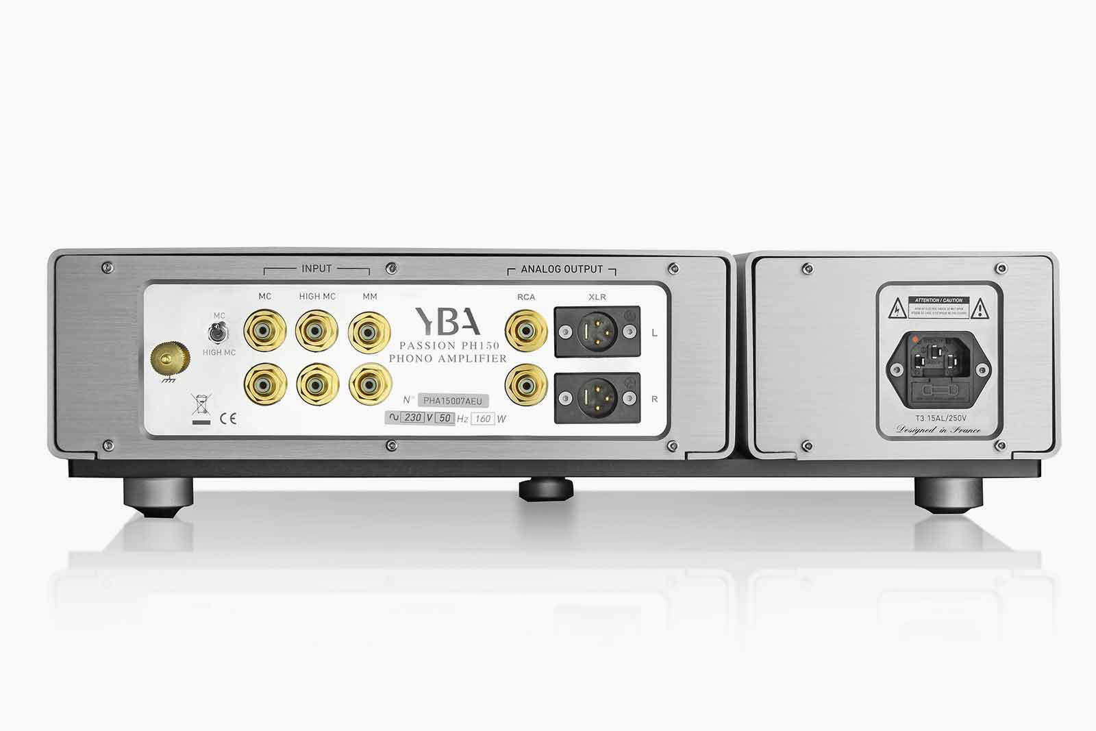 connectiques d'un préampli phono : entrée, sortie RCA et borne de masse