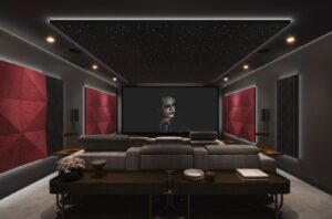 Home cinéma Artnovion ChromaX avec panneaux acoustiques rouges à motif et bass traps cachés