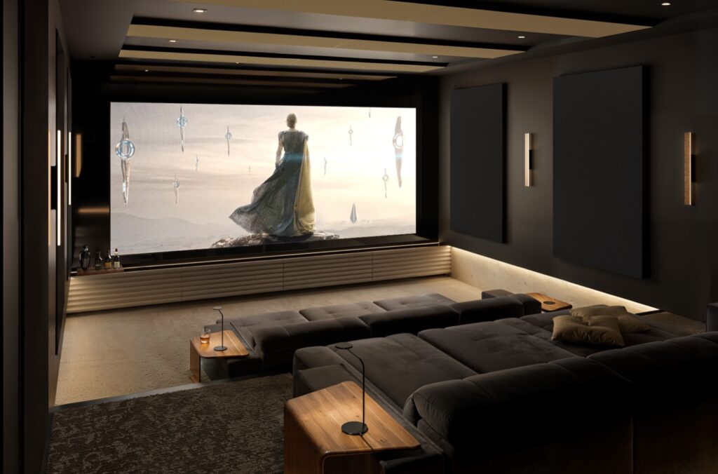 Salon home cinéma Artnovion ChromaX, canapé orange et grand écran de projection
