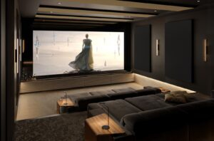 Salon home cinéma Artnovion ChromaX, canapé orange et grand écran de projection
