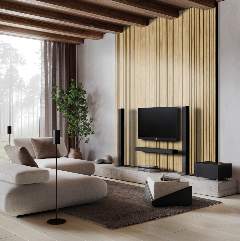 Salon hi-fi avec mur à lattes de bois Artnovion Siena K, téléviseur et enceintes colonnes