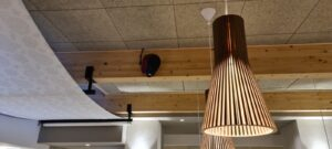 Enceinte Void Acoustics intégrée à la décoration d'un bar — sonorisation professionnelle Design Audio