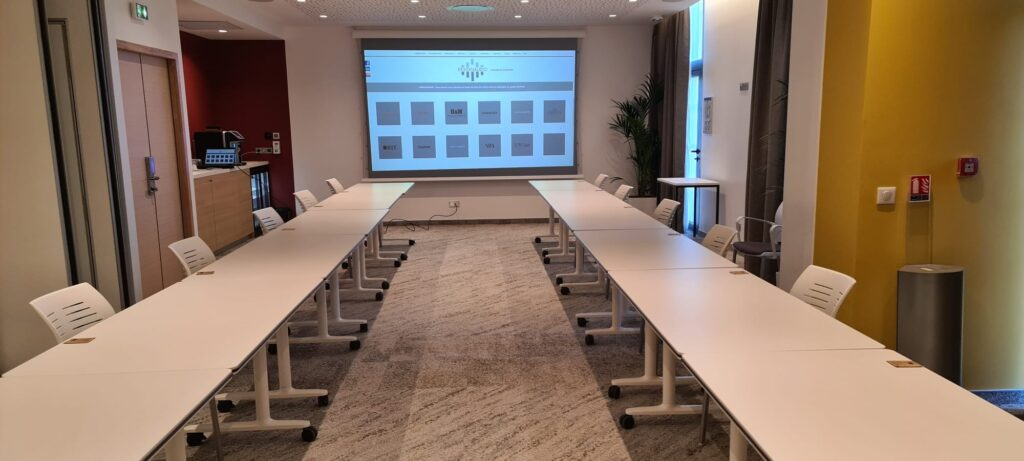 Salle de séminaire équipée d'un écran Xtrem Screen et d'un vidéoprojecteur Sony professionnel — Design Audio