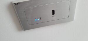 Platine murale d'entrée HDMI d'un système audio-vidéo professionnel — Design Audio