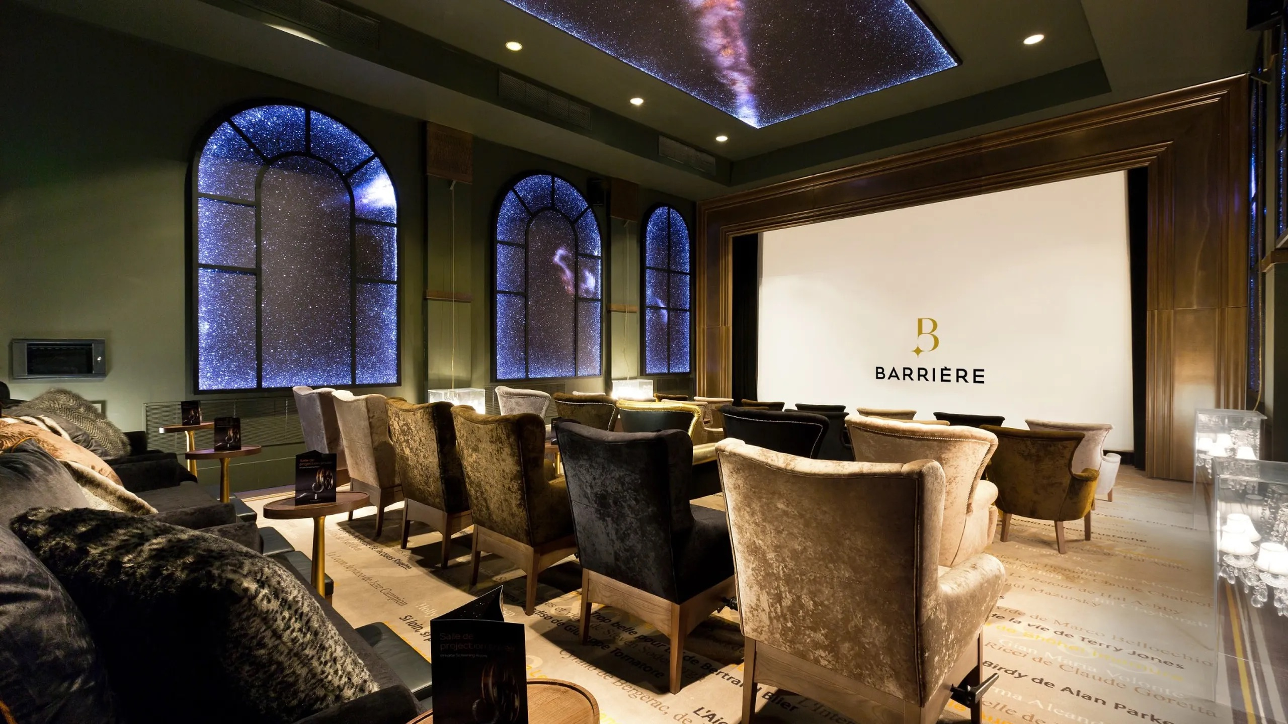 Cinémathèque Diane — salle de projection de l'Hôtel Barrière Le Majestic à Cannes : plafond ciel étoilé, écran grand format et fauteuils velours
