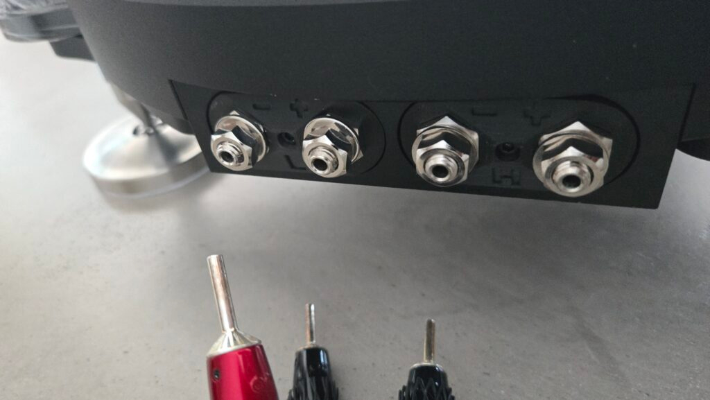 Connectique bi-câblage et coupelle usinée Wilson Benesch Resolution 3Zero